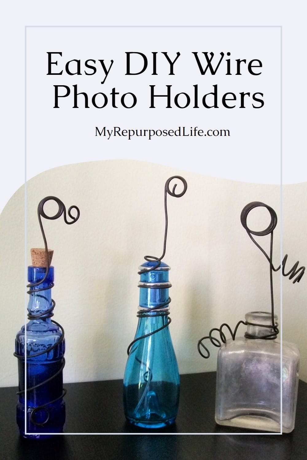 How to make a photo holder using vintage bits and pieces of spindles, and more. Easy project to display your favorite photos. via @repurposedlife