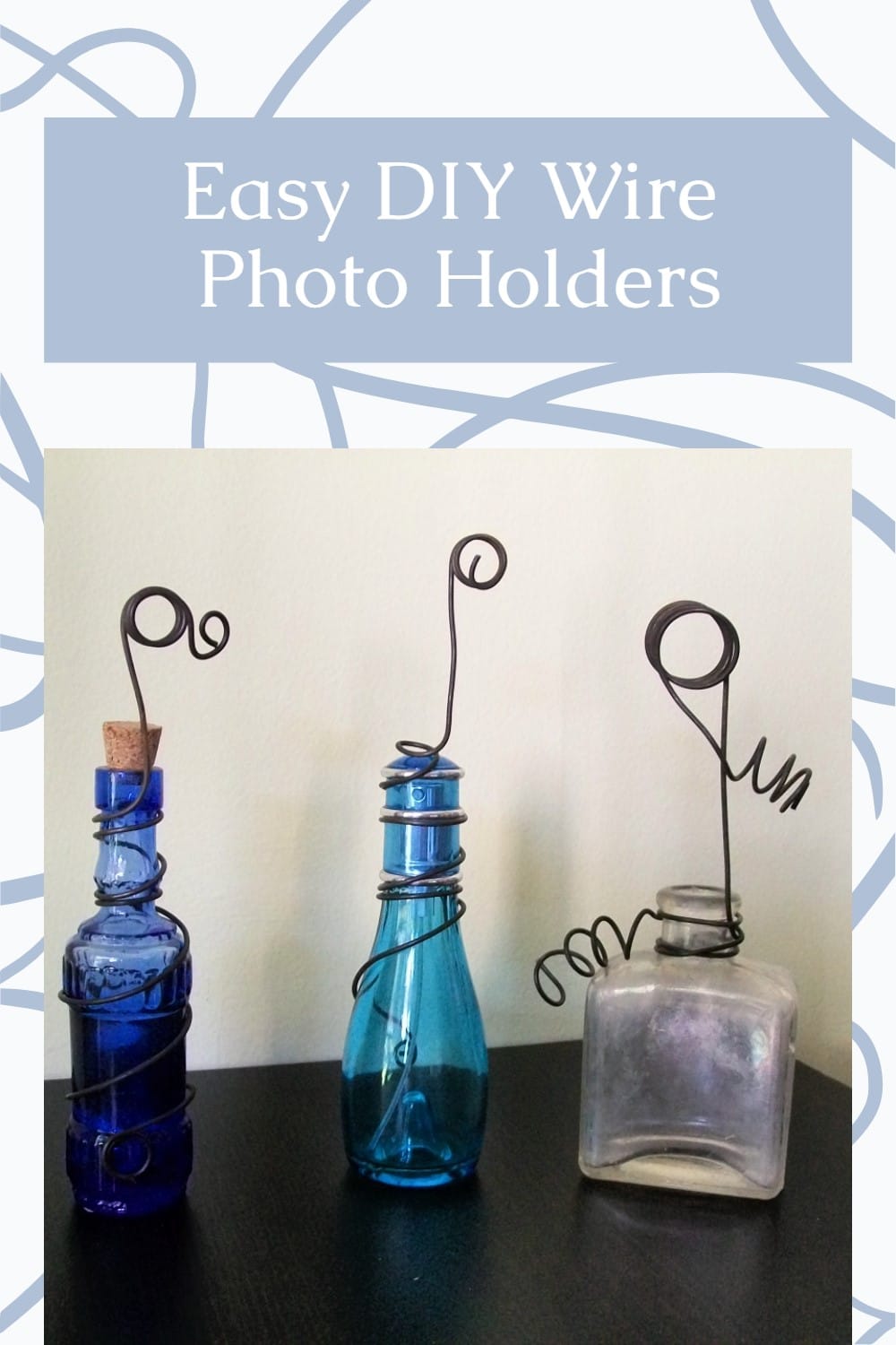 How to make a photo holder using vintage bits and pieces of spindles, and more. Easy project to display your favorite photos. via @repurposedlife