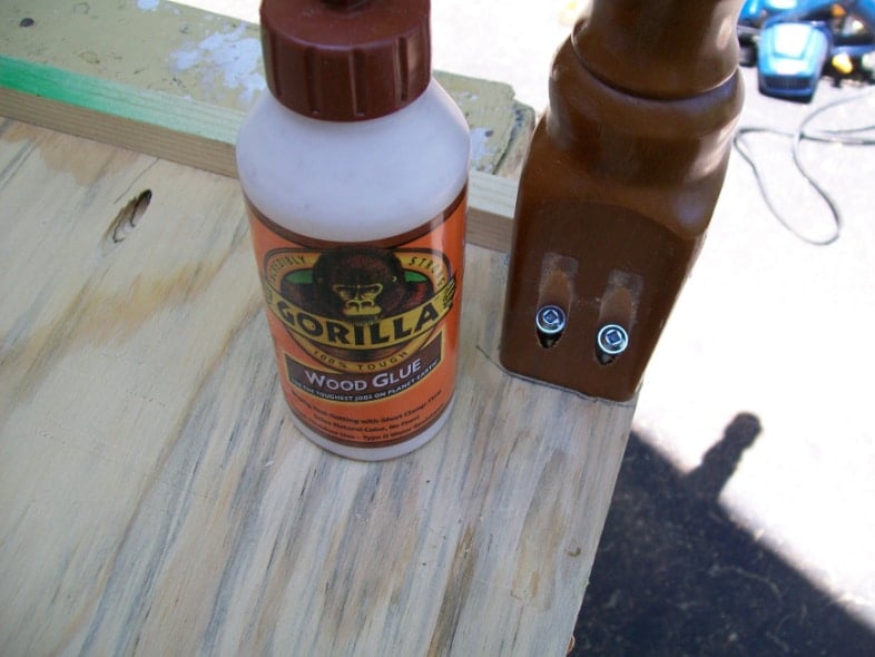 pocket hole screws secure table leg to desktop