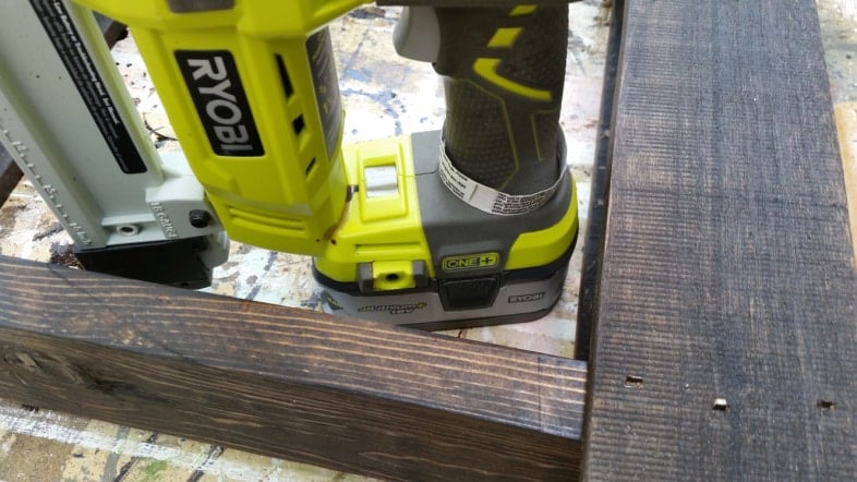nail gun for reassembling pallet