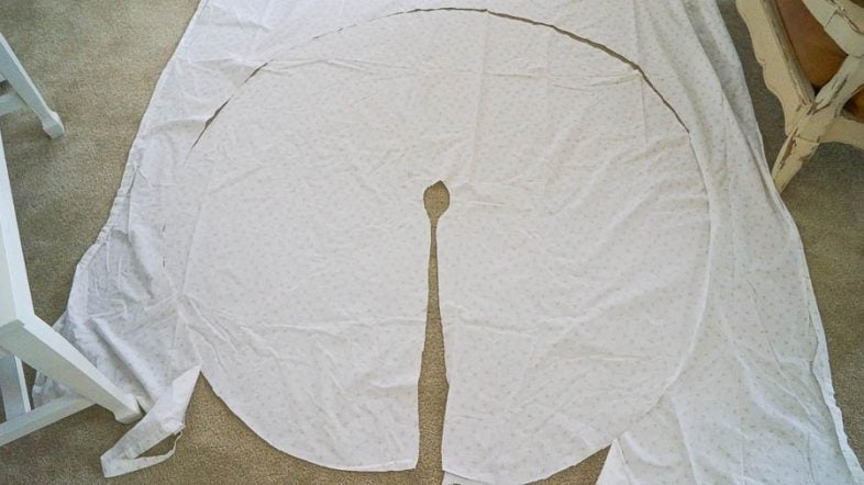 making a tree skirt from a vintage sheet