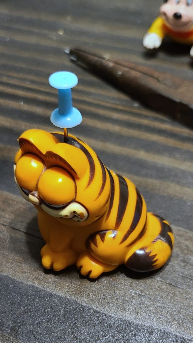 diy garfield ornament with a pushpin