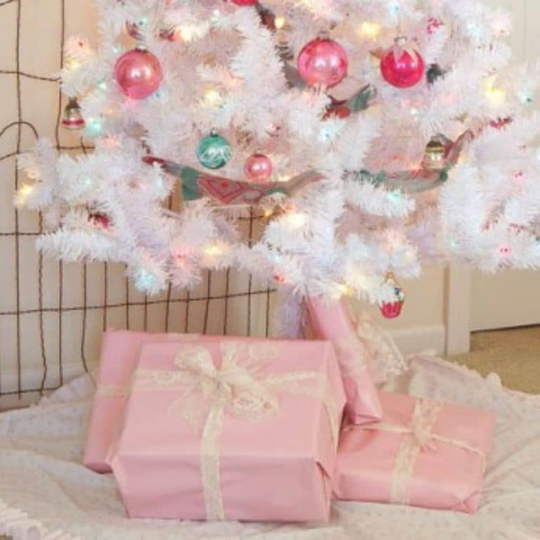 DIY Tree Skirt using a Vintage Sheet