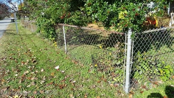 rusty-chain-link-fence
