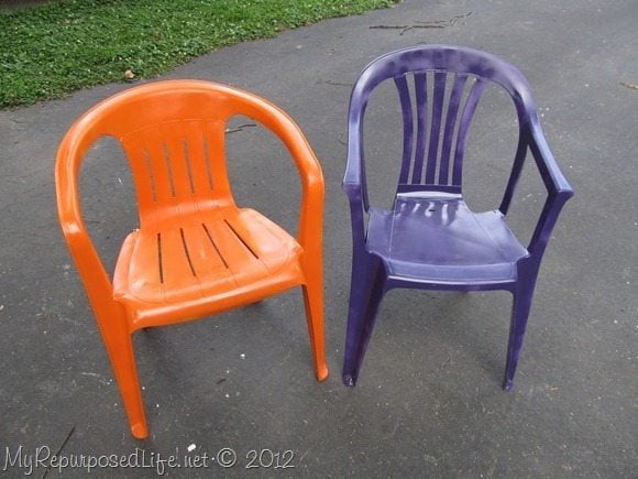spray paint plastic chairs MyRepurposedLife.com