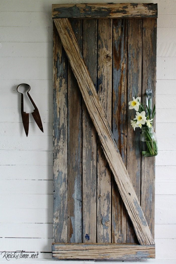 Turn a worn out picnic table into a decorative farmhouse barn gate! By www.knickoftime.net for My Repurposed Life