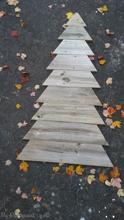 designing a pallet wood Christmas tree
