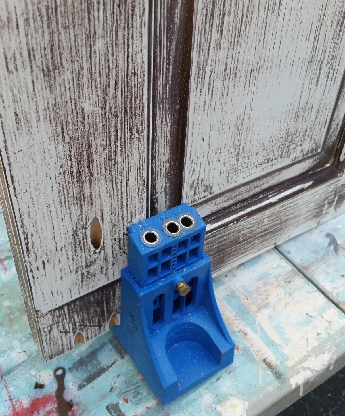 using a pocket hole jig to construct a door bench