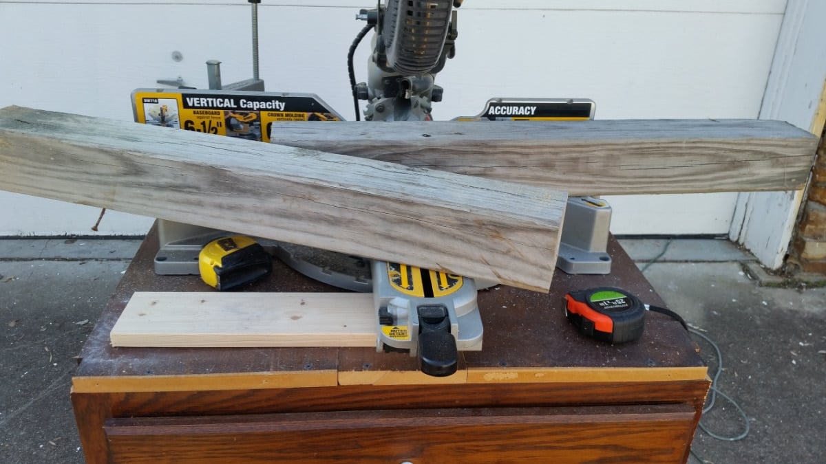 cut wood to size with saw