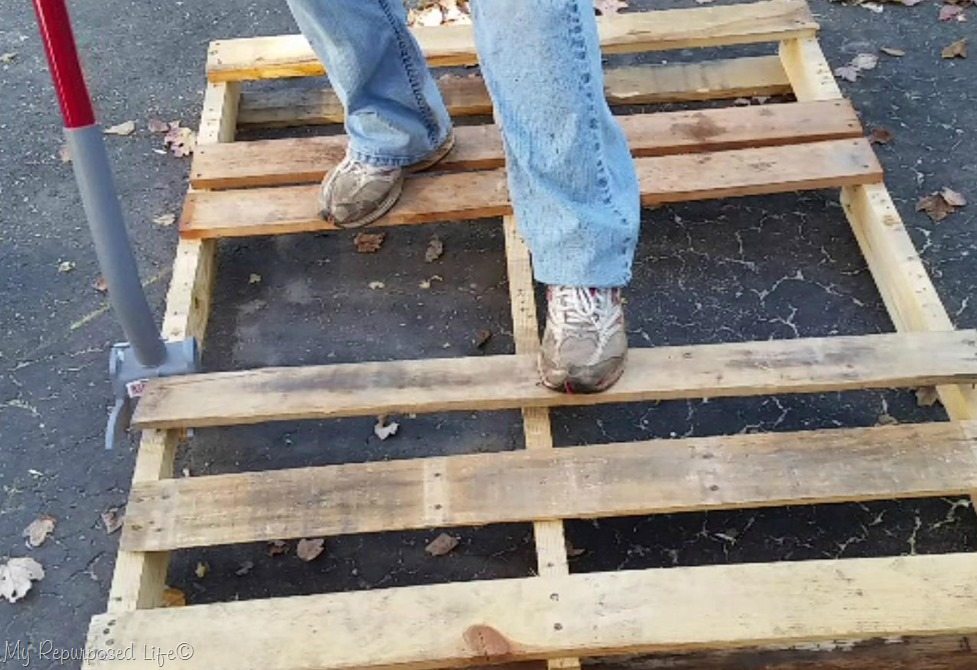 how to dismantle a pallet quick and easy