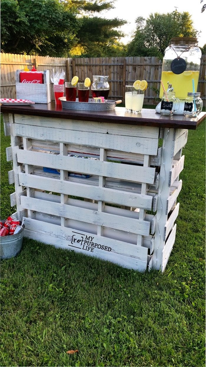 diy pallet bar that folds up for easy storage and transporting. great for weddings and tailgating MyRepurposedLife.com