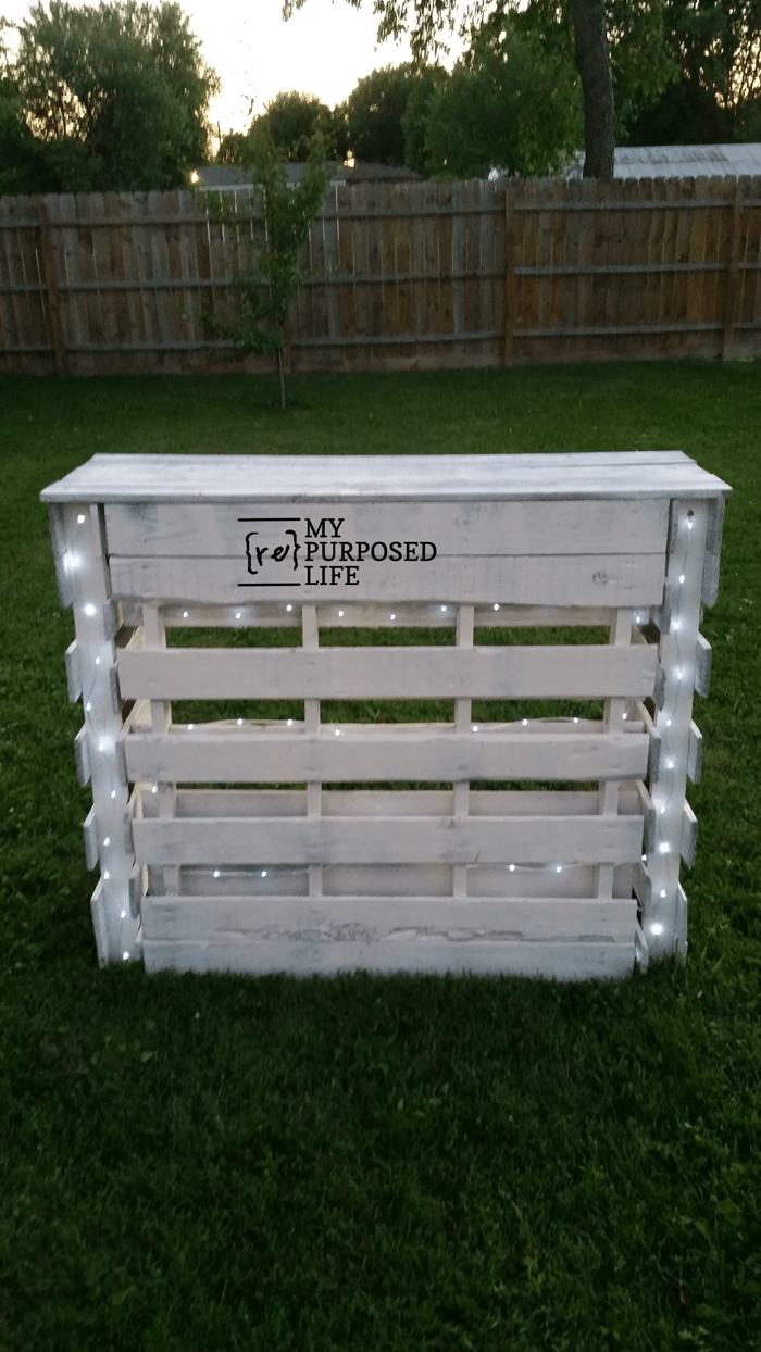 outdoor portable folding pallet bar with rope lights MyRepurposedLife.com