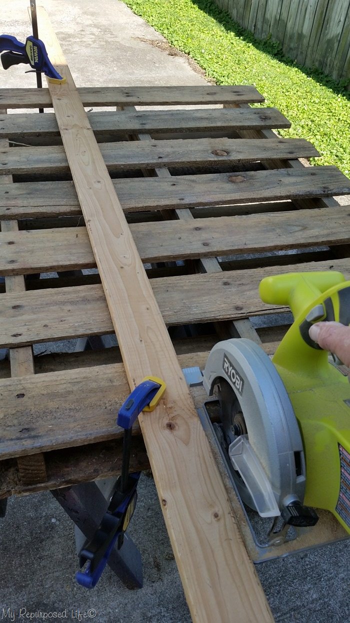 using guide for circular saw to cut pallet