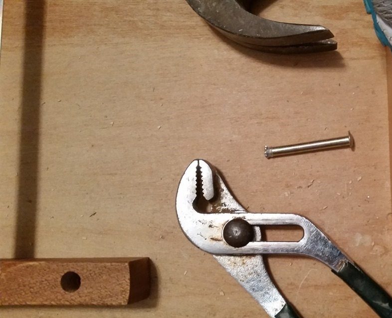 remove pin from table bracket