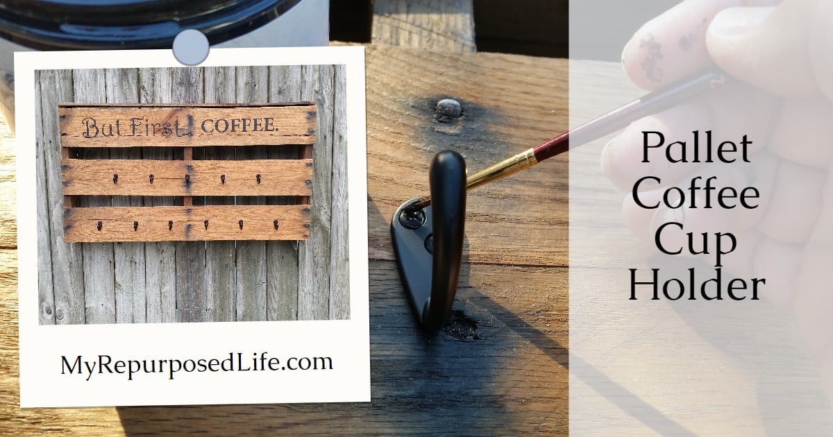 DIY Wood pallet coffee cup holderhow to make one yourself! Coffee  station idea for the kitchen. mugs