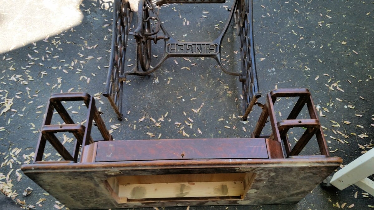 remove chasis from sewing machine