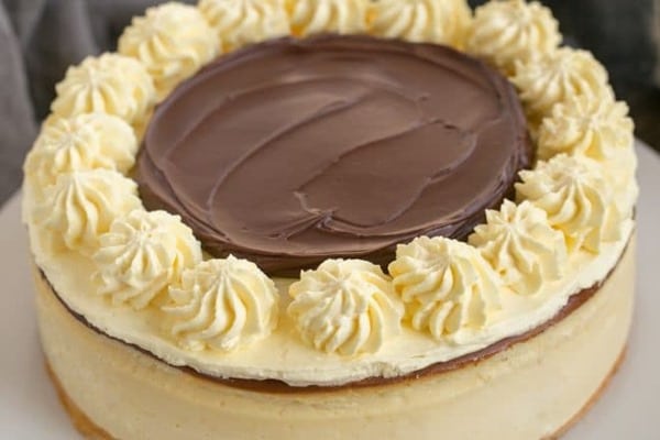 Boston-Cream-Pie-Cheesecake-660x440