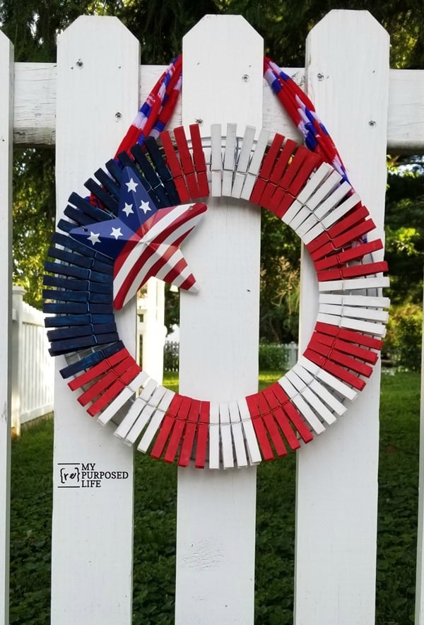 outdoor clothespin wreath for 4th of July MyRepurposedLife.com