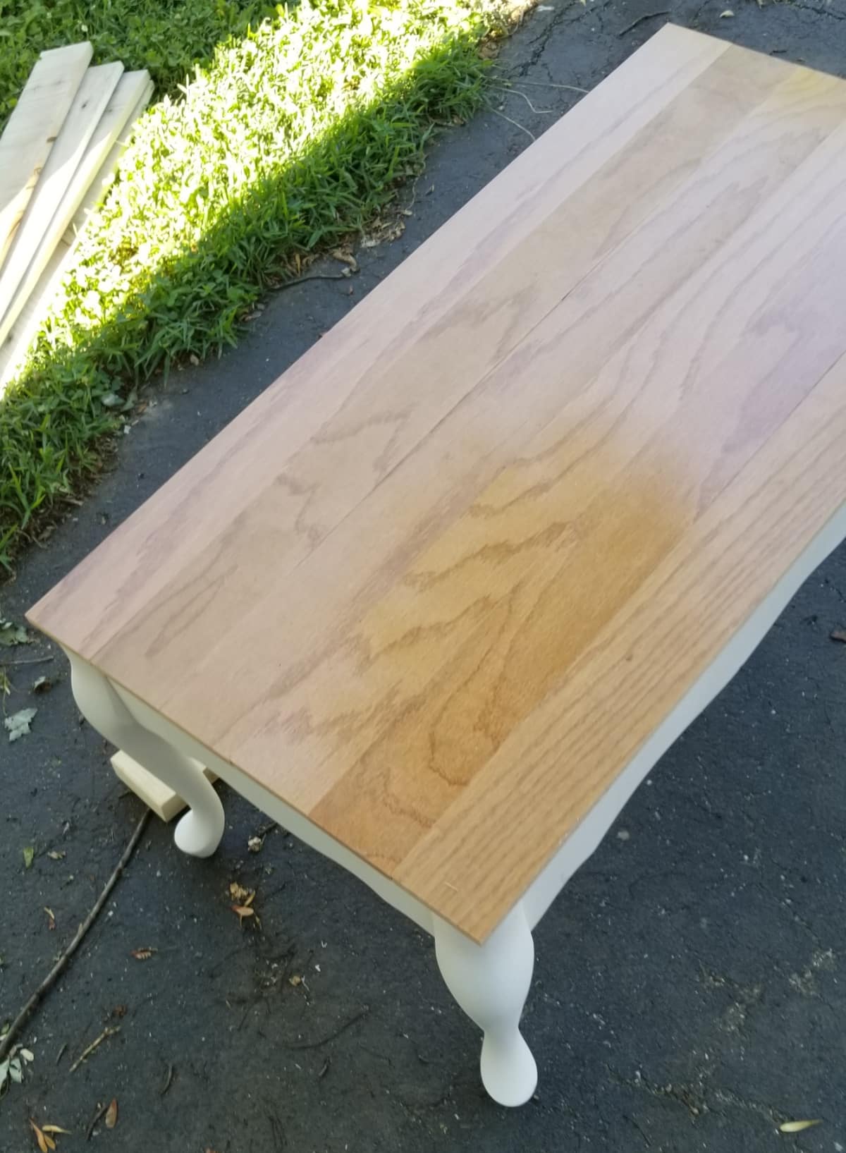 fitting queen anne coffee table base with hardwood flooring