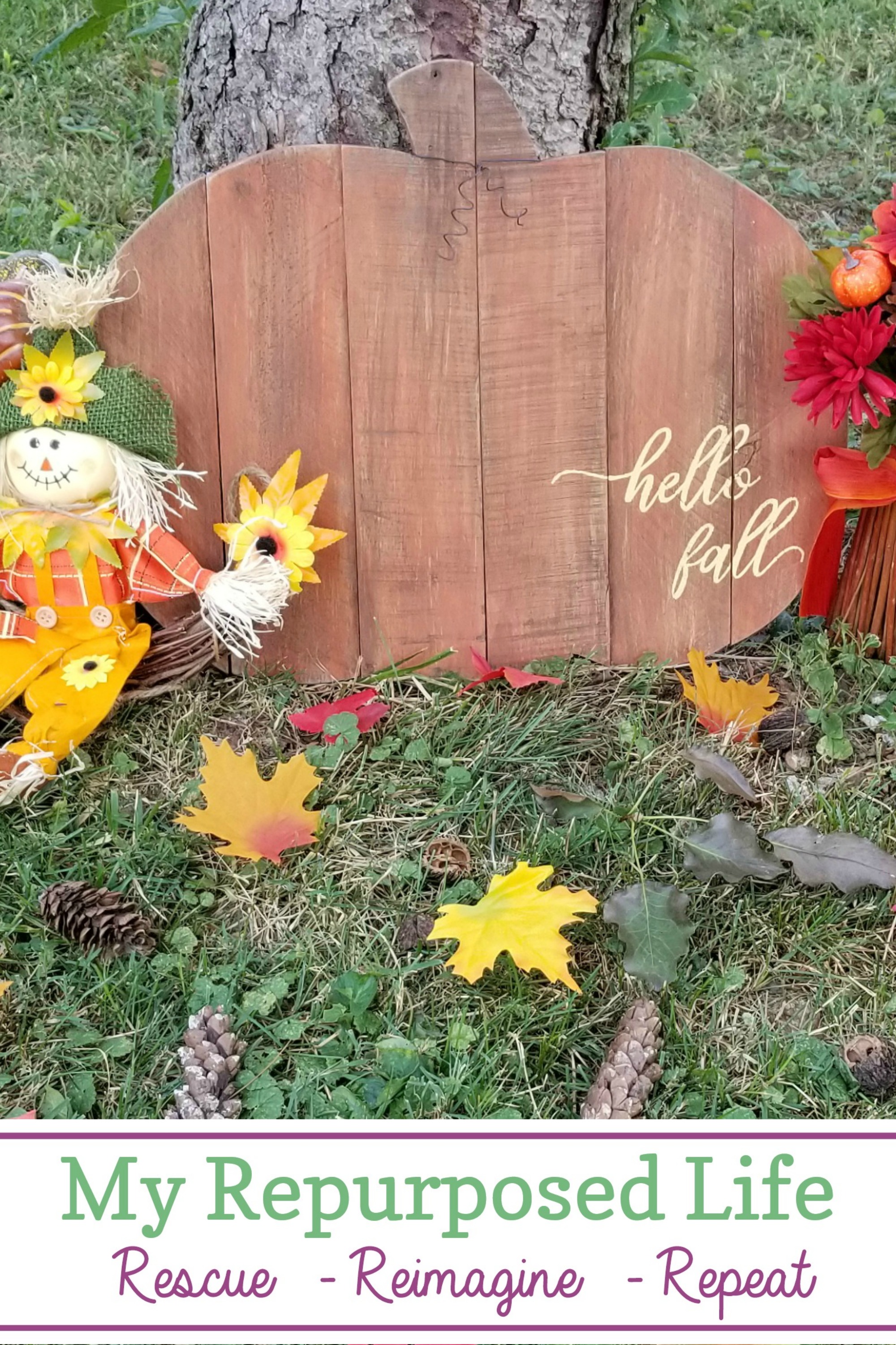 How to make a rustic pallet pumpkin hello fall sign. Step by step tips for building and painting a rustic pallet sign for Fall. #MyRepurposedLife #repurposed #upcycled #pallet #fall #pumpkin via @repurposedlife
