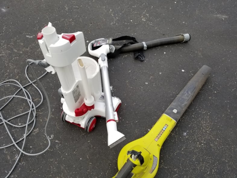 clean-vaccuum-with-leaf-blower