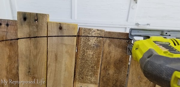 cut arch of pallet bench with jigsaw