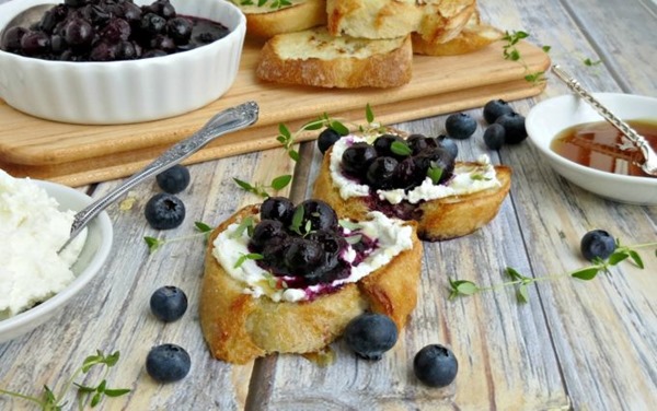 Blueberry-Goat-Cheese-Crostini-w-Thyme-Honey-680x426