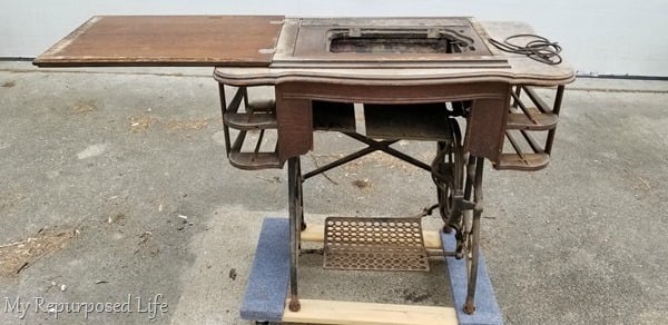 white antique sewing machine