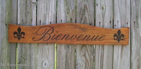 wooden headboard bienvenue sign