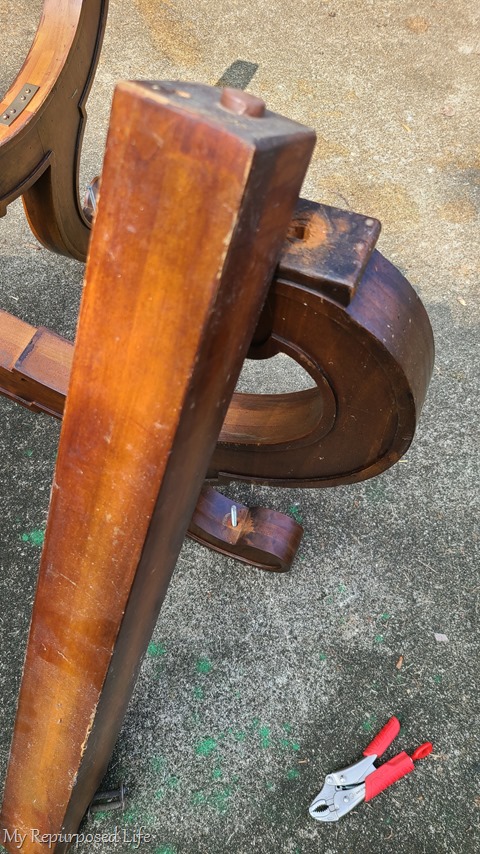 table leg used to add height to dining table