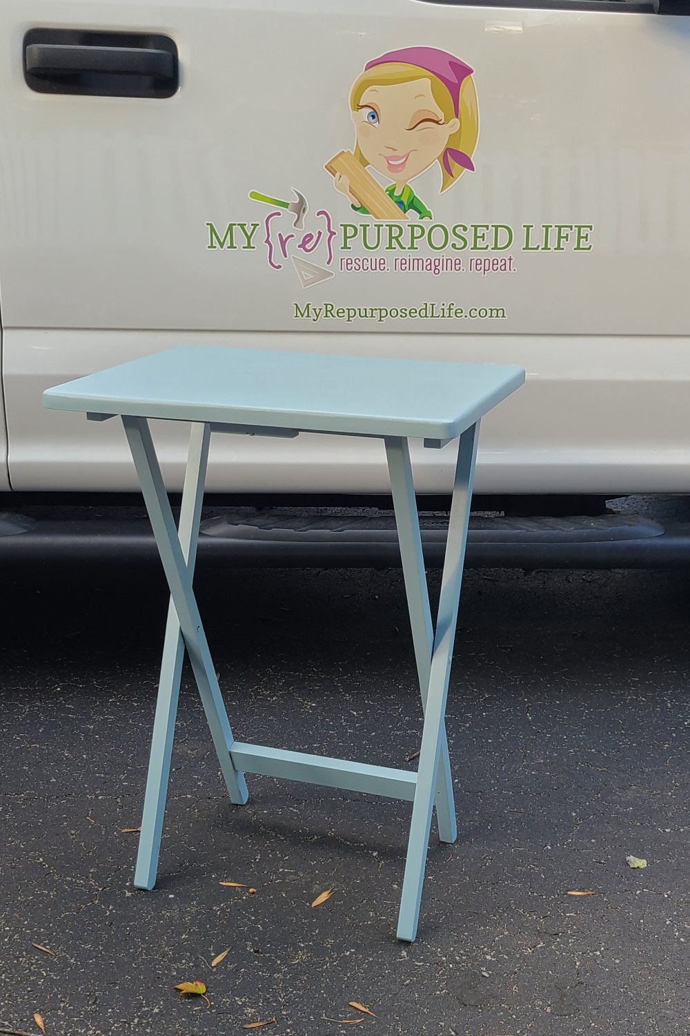 How to give an outdated folding tray table the perfect makeover. Tips for cleaning painting and more. Don't forget the underside of the table, little things like that make the difference. #MyRepurposedLife #furniture #makeover #htp #allinonepaint via @repurposedlife