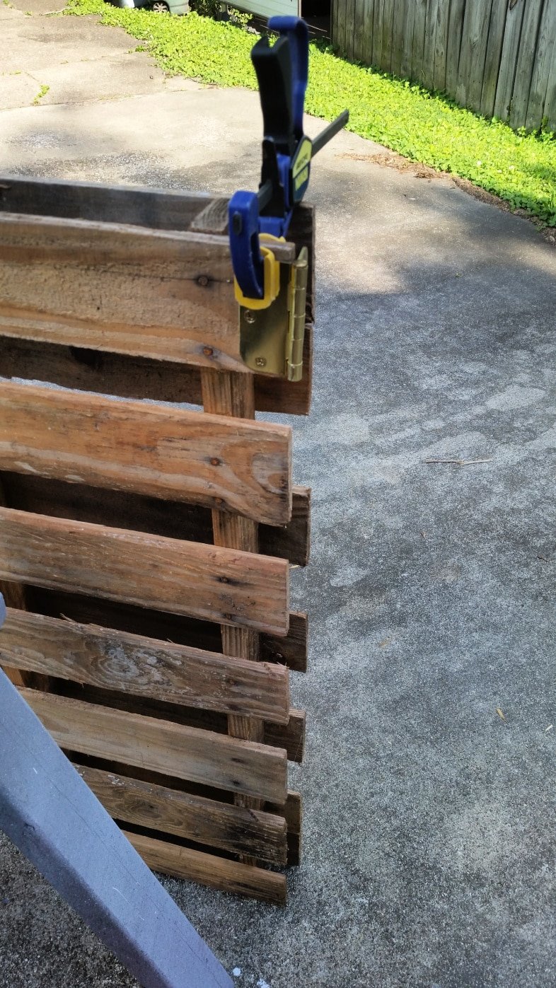 adding hinges to make the pallet fold