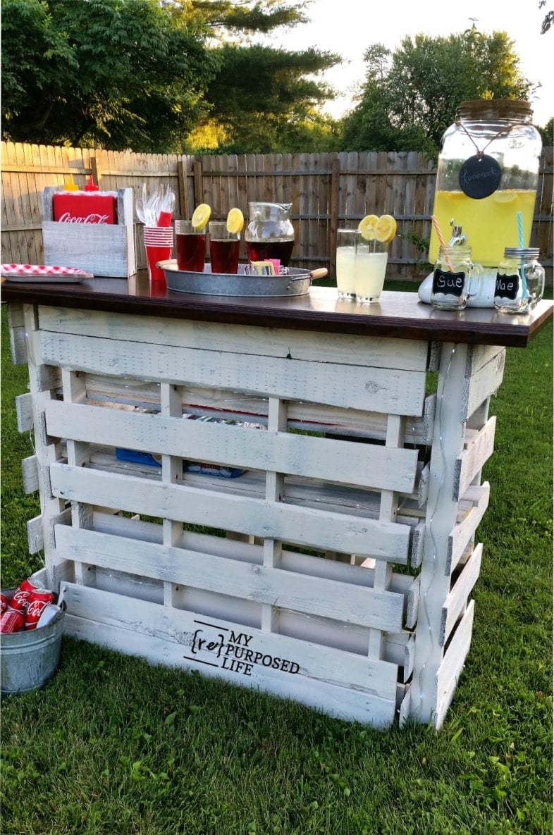 DIY easy folding pallet bar with drinks and snacks