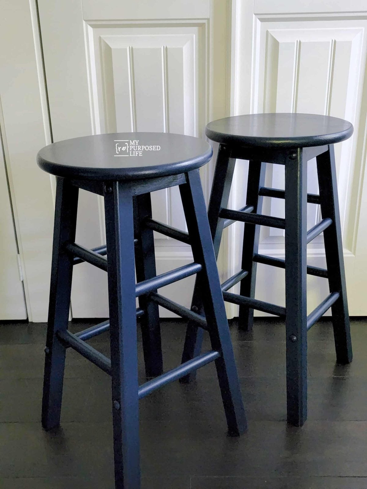 bavy blue bar stols painted Polo