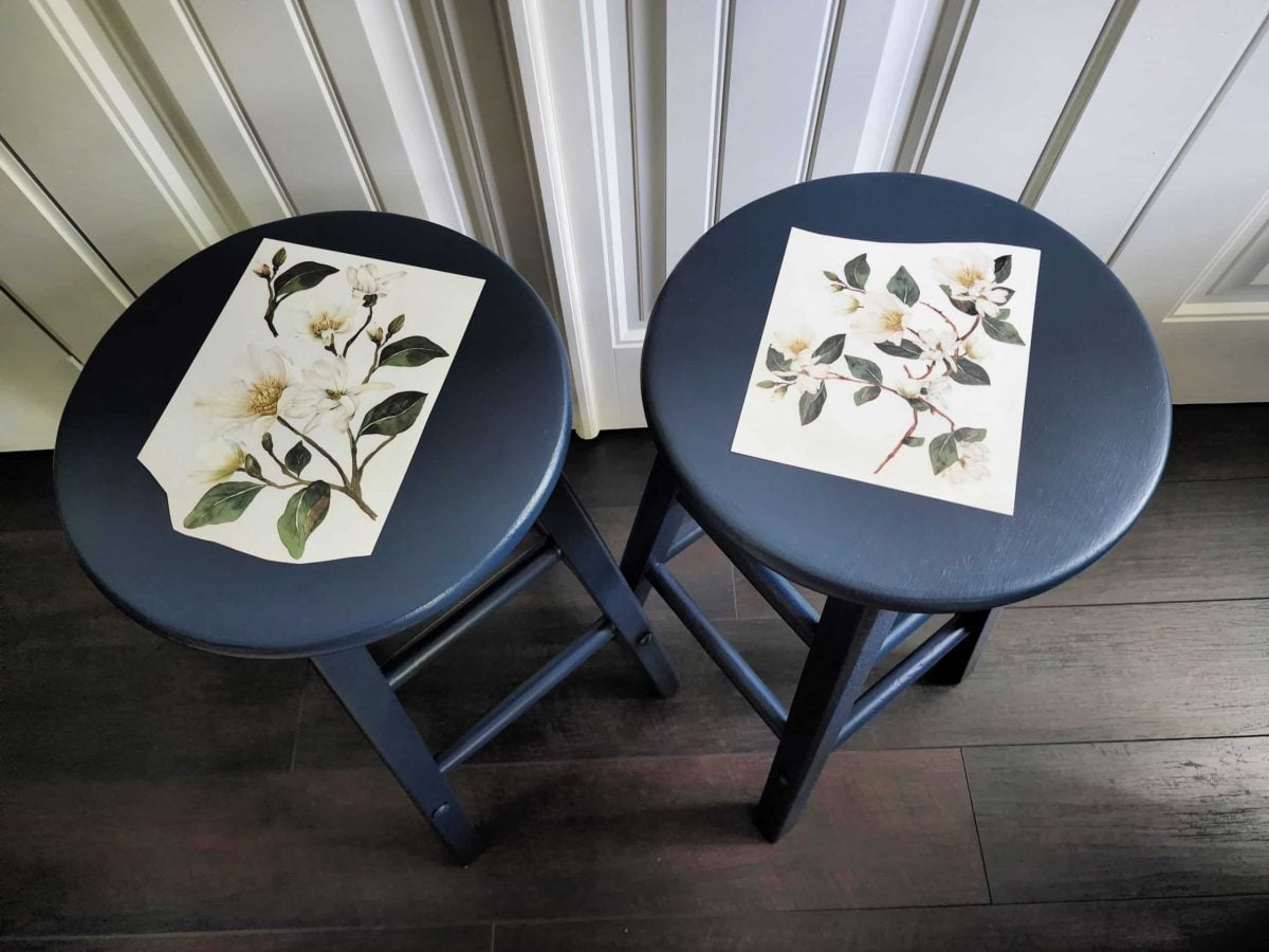 run on transfers laying on bar stools