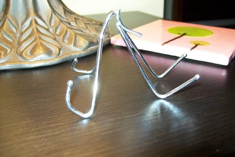 side view of curtain hook easel