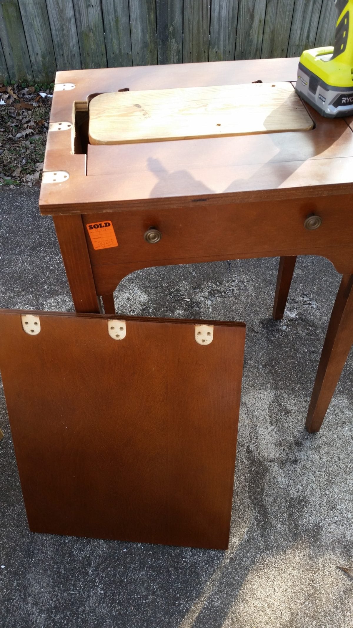 remove-sewing-machine-lid