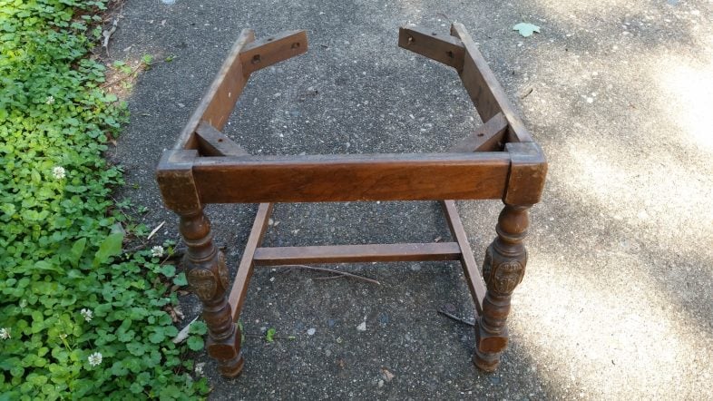 the bottom of a chair with no seat