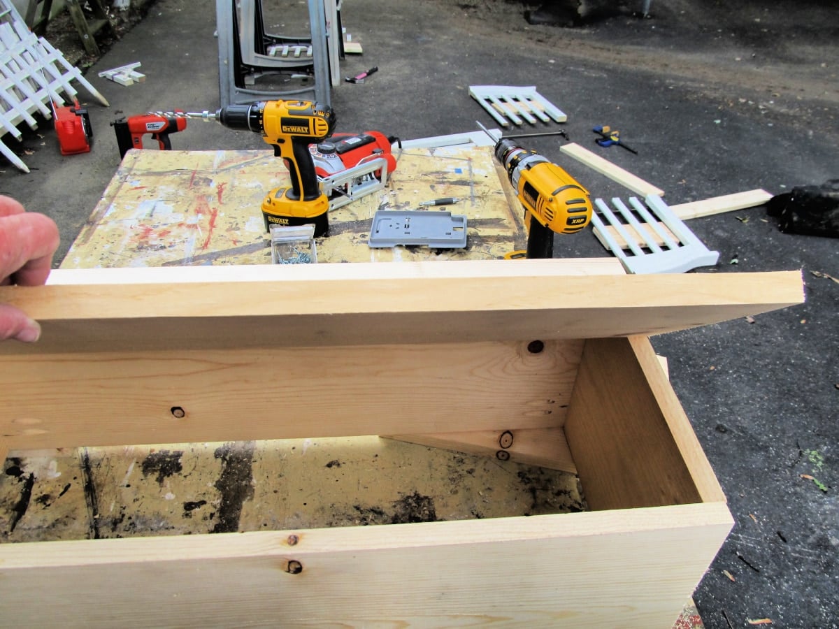 design a lid for the toybox