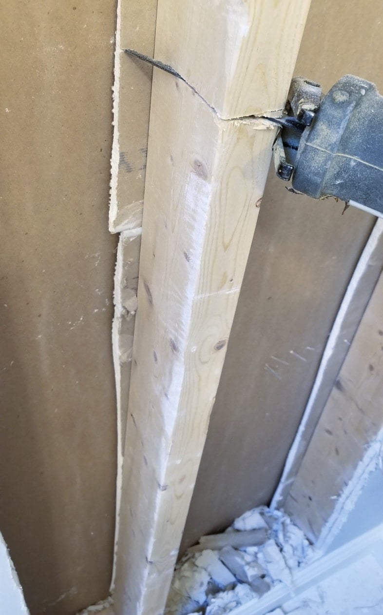 a reciprocating saw cuts a 2x4