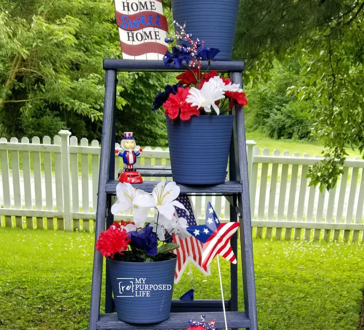 garden ladder with 4th of July decor MyRepurposedLife