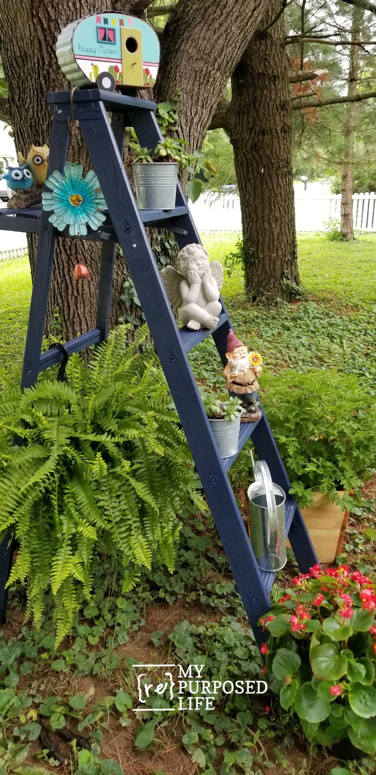 how to use an old ladder in the yard as a plant stand MyRepurposedLife