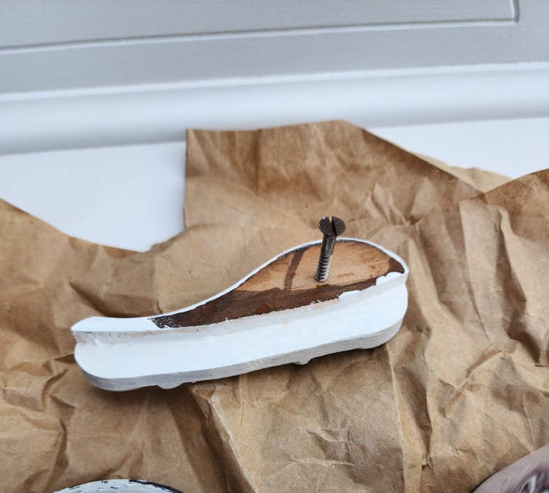painting the back of the mirror bracket light gray