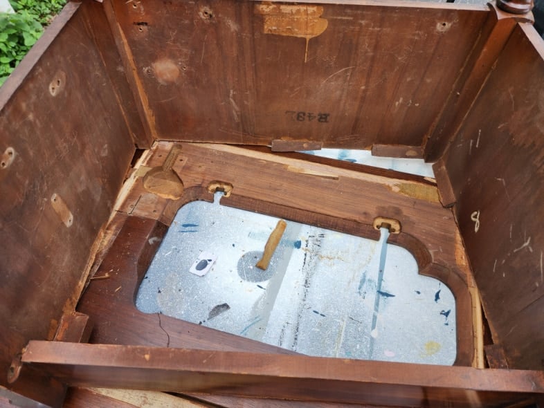 removing the sewing machine support top