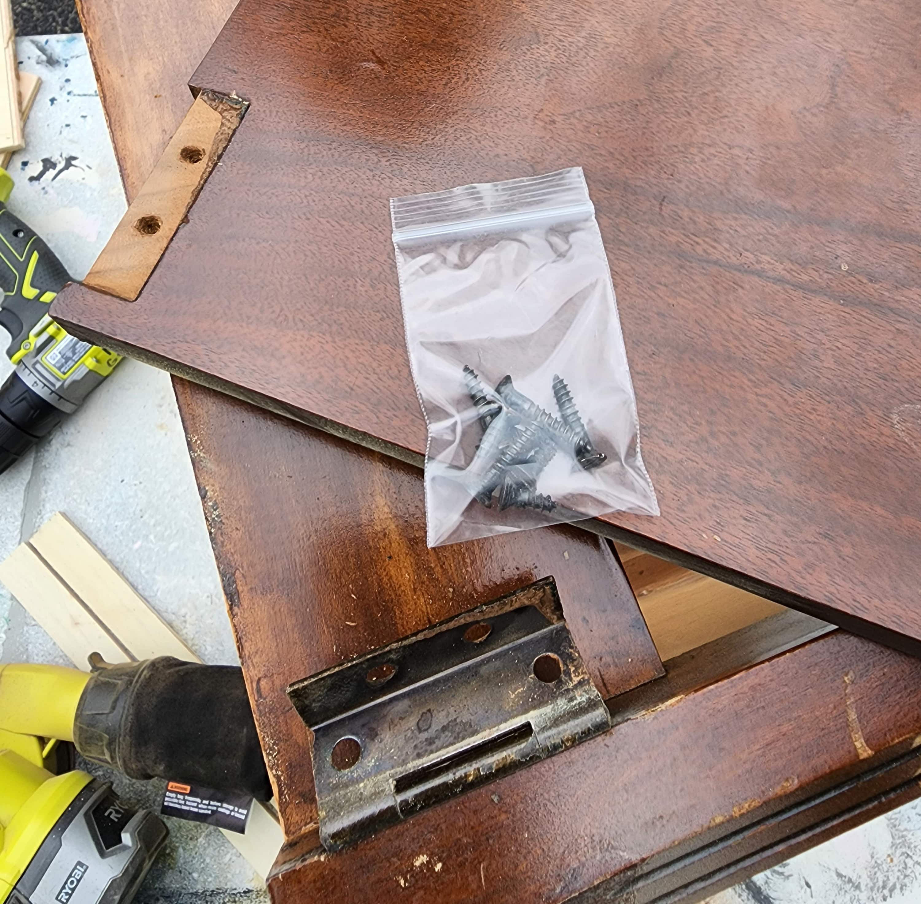 store and mark screws when dismantling furniture