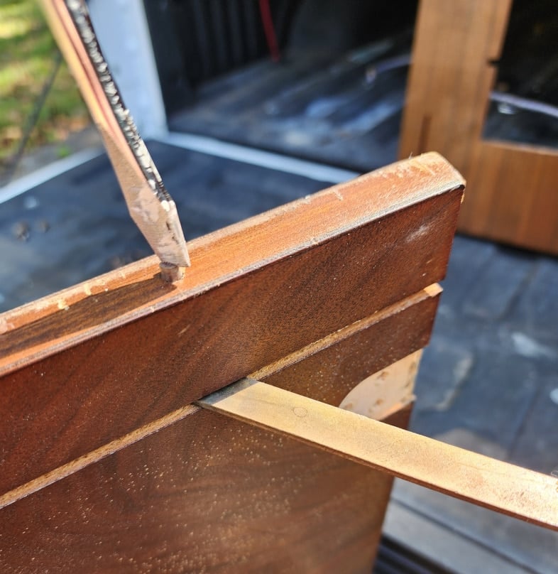 how to remove the metal lid support bar