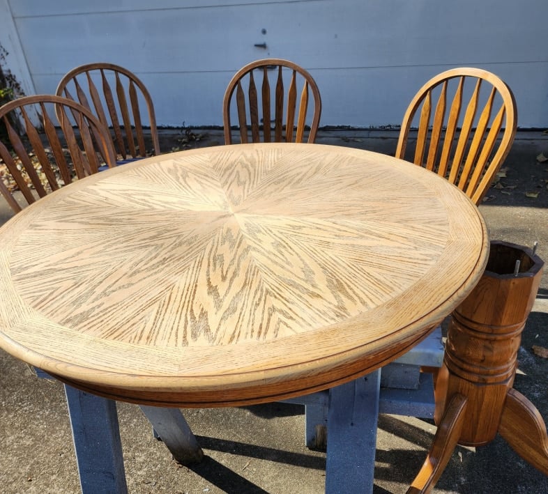 sanded oak table with pedestal and chairs