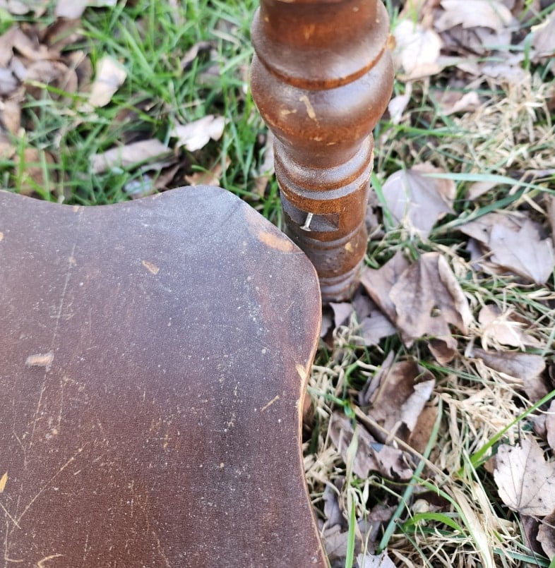 lower shelf detached from table leg