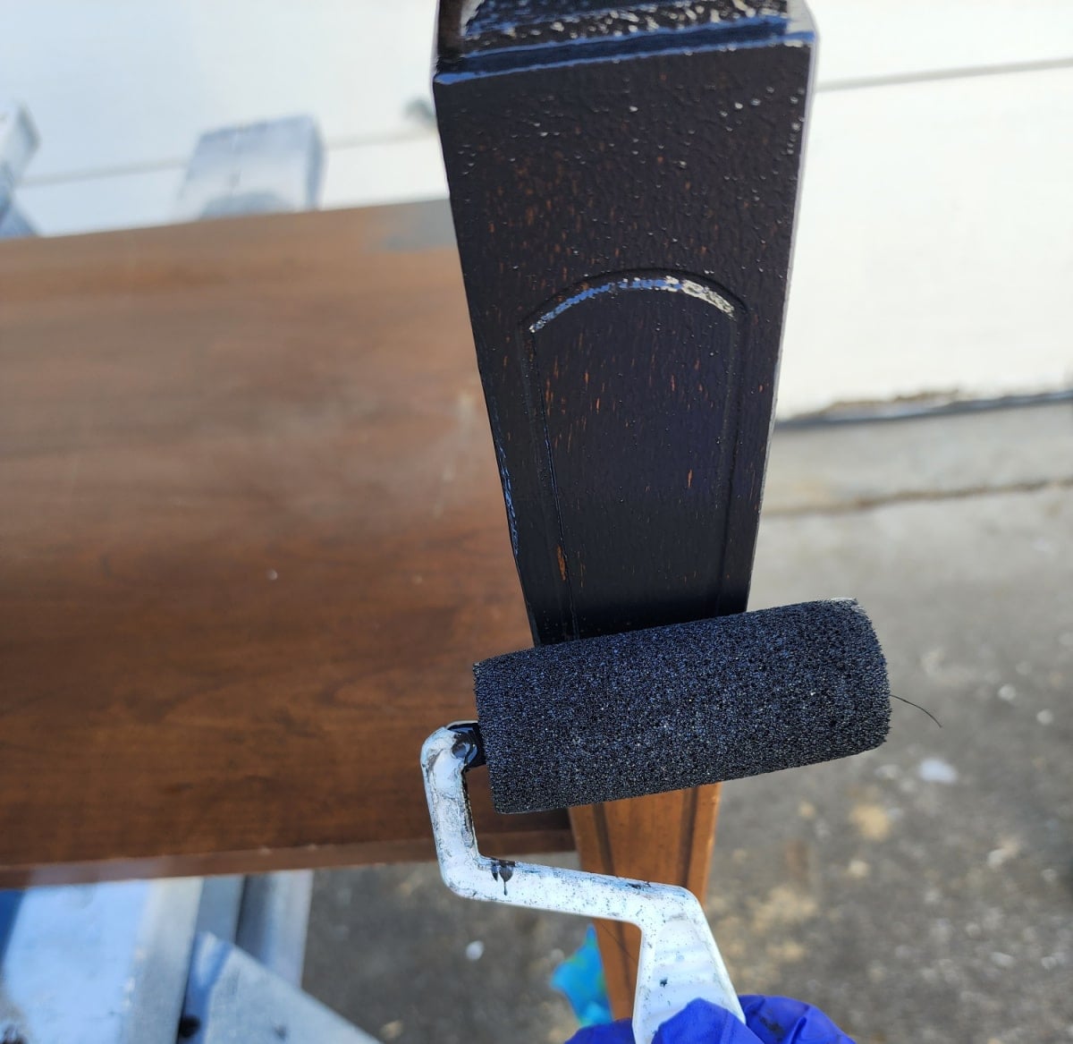 painting a vintage end table black with a small foam roller