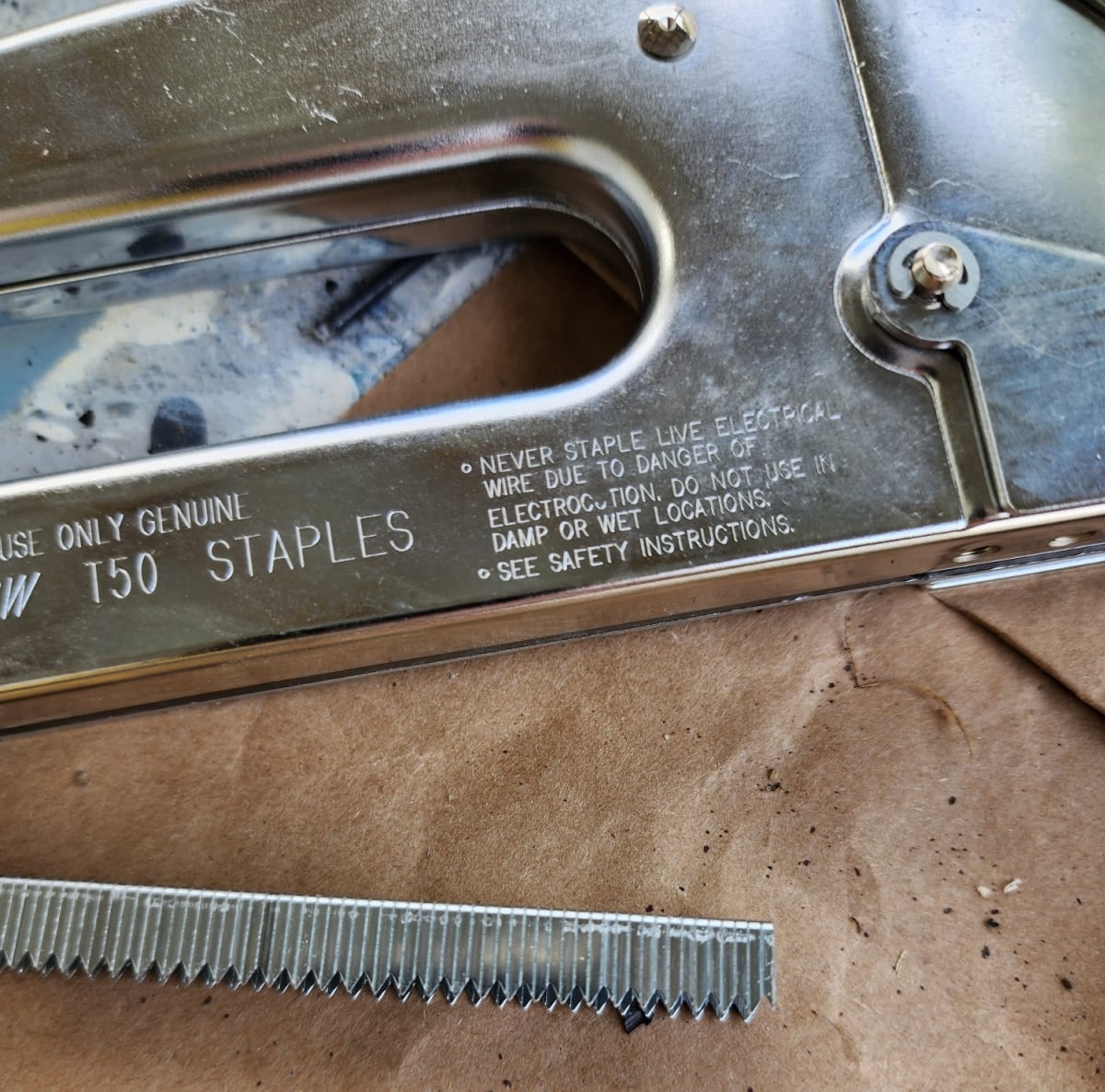 pointed staples and staple gun